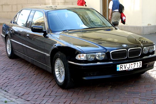 „Mazda“ vairuotojos taikėsi į valdžios vyrų BMW limuzinus: „Galėtų įkurti klubą“