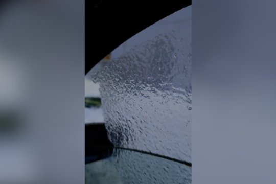 Per Lietuvą jau plinta lijundra: automobiliai pasidengė ledo sluoksniu