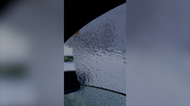 Per Lietuvą jau plinta lijundra: automobiliai pasidengė ledo sluoksniu