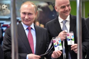 Įlindo į FIFA prezidento kišenę – buvusio futbolo boso alga dabar atrodo juokingai