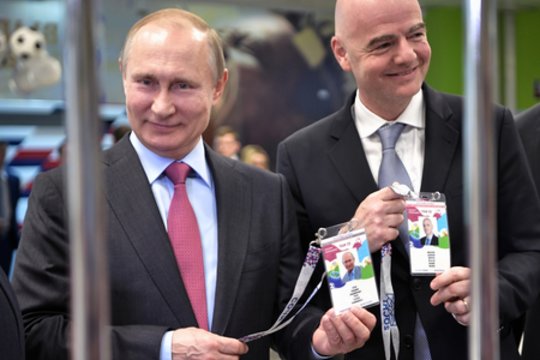 Įlindo į FIFA prezidento kišenę – buvusio futbolo boso alga dabar atrodo juokingai