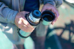 Pomėgis gerti kavą iš termoso vyrui baigėsi mirtimi: gydytojai paaiškino, kas nutiko