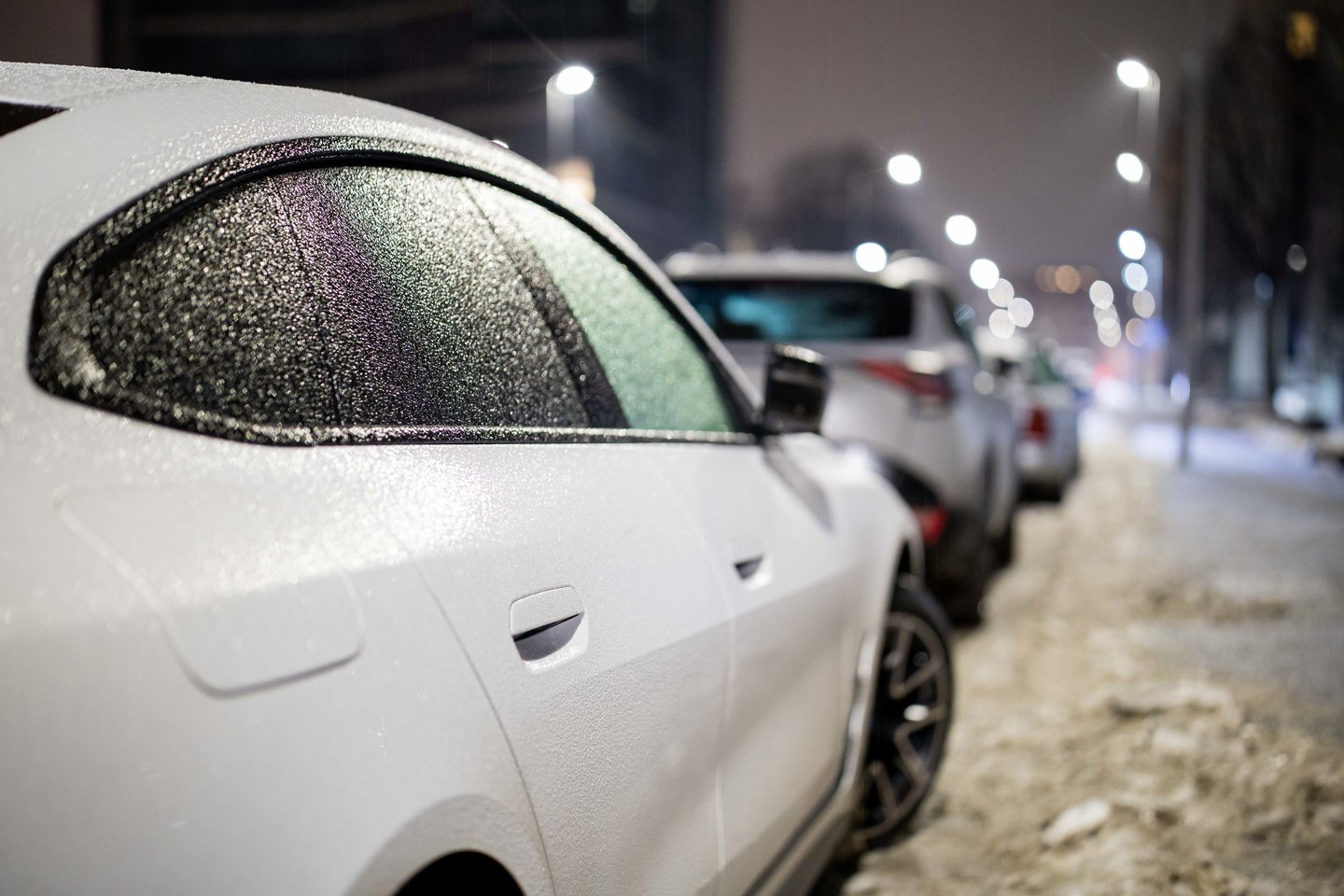 Pirmadienio vakarą Lietuvą sukausčius lijundrai, antradienio rytą vairuotojai ir keliaujantys į darbus pasitinka su perspėjimais.<br>Ž.Gedvilos (ELTA) nuotr.