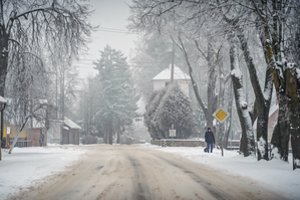 Kelius valyti padeda net ūkininkai – šiame rajone iškrito storas sluoksnis sniego