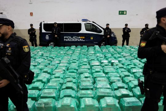 Europolas: kokainas į Europą gabenamas povandeniniais laivais, narkotikai maskuojami