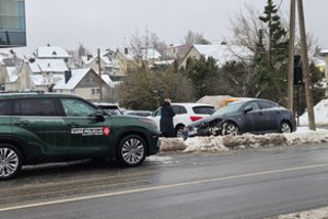 Beteisis vairuotojas Vilniaus pakraštyje sukėlė avariją – jo „Lexus“ susidūrė su kariuomenės visureigiu