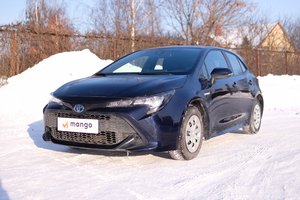 Naudoto „Toyota Corolla Hybrid“ (2021 m.) testas: kuo jis pranašesnis už didesnį „Corolla Cross“ ir kodėl jį verta rinktis