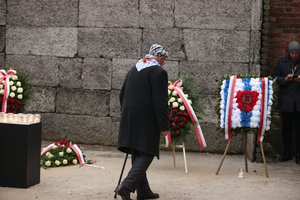 Holokaustą išgyvenę asmenys padėjo gėlių prie Aušvico Mirties sienos