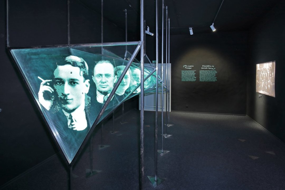 Aktoriai dingdavo be žinios, būdavo nužudomi per repeticijas, bet spektakliai tęsdavosi