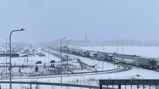 Ties Kaunu užfiksuota kilometrinė spūstis: pateikė naujausią informaciją