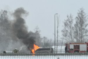Kaune atvira liepsna degė automobilis - gaisras buvo nufilmuotas