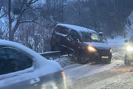 Kaune automobilis pakibo ant apsauginių kelio atitvarų