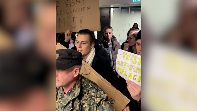 Pamatykite: į susitikimą su R. Žemaitaičiu atvykę protestuotojai buvo palikti už durų