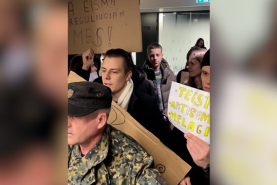 Pamatykite: į susitikimą su R. Žemaitaičiu atvykę protestuotojai buvo palikti už durų