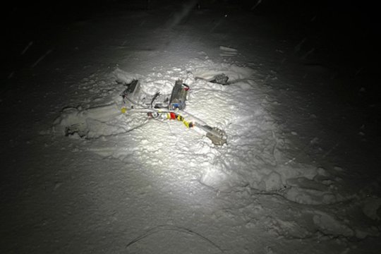 Varėnos r. pasieniečiai nutupdė savadarbę skraidyklę: dronas su savimi gabeno nelegalų laimikį 