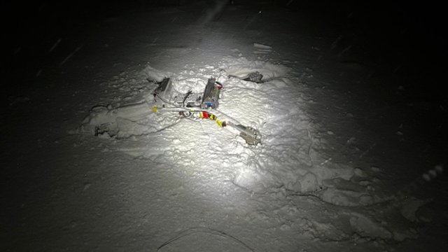 Varėnos r. pasieniečiai nutupdė savadarbę skraidyklę: dronas su savimi gabeno nelegalų laimikį 