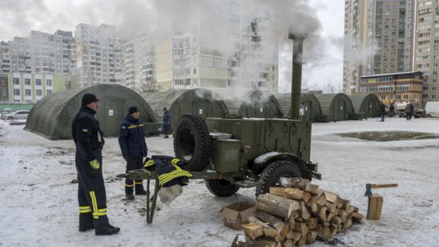 Kyjive šimtai įkalinti šalčio spąstuose: paromis remontuojama rusų apgadinta infrastruktūra