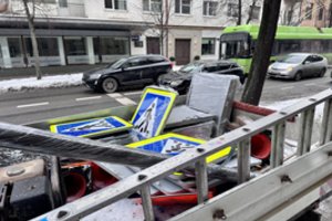 Žurnalistinis tyrimas: Kaune už tūkstančius eurų statomi negaliojantys kelio ženklai
