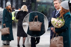 Iš lėktuvo – itin stilingai: Danijos karalienės Mary rankinė siekia keturženklę sumą