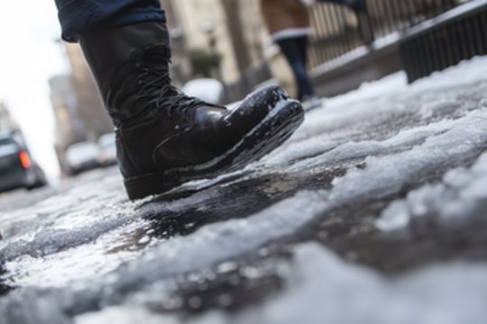 Slidus padas? Trys pigūs būdai, padėsiantys saugiau vaikščioti per ledą