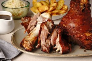 Absoliučiai ikoniška kiaulienos karka su traškia odele: nespėjus paragauti aplankys puotos nuojauta