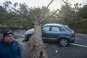 Portugalijoje toliau siaučia stipri audra: žuvo keturi žmonės