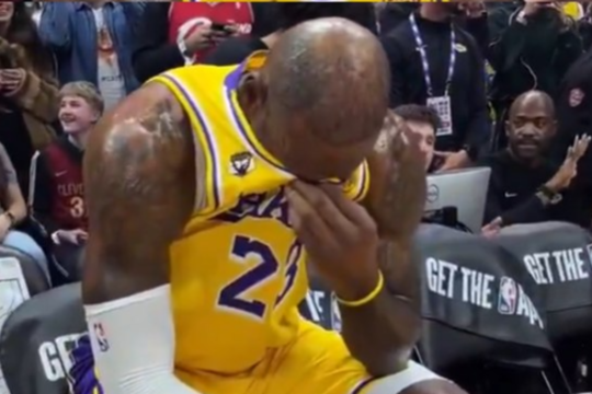 Ašarų nesulaikęs L. Jamesas užminė mįslę dėl savo karjeros pabaigos