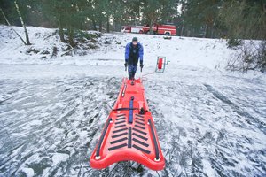 Nuo Danės upės ledo ugniagesiai į krantą pargabeno mirusio žmogaus kūną