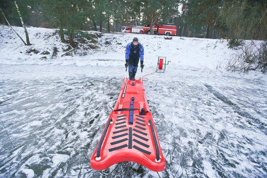 Nuo Danės upės ledo ugniagesiai į krantą pargabeno mirusio žmogaus kūną