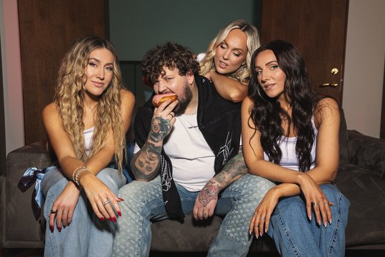 „Queens of Roses“ vaizdo klipe pasirodė Varkė Labdarkė: naujoje dainoje vyko tikra santykių drama