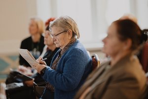 Siunčia aiškią žinią vengiantiems technologijų – sukčiai taikosi būtent į jus