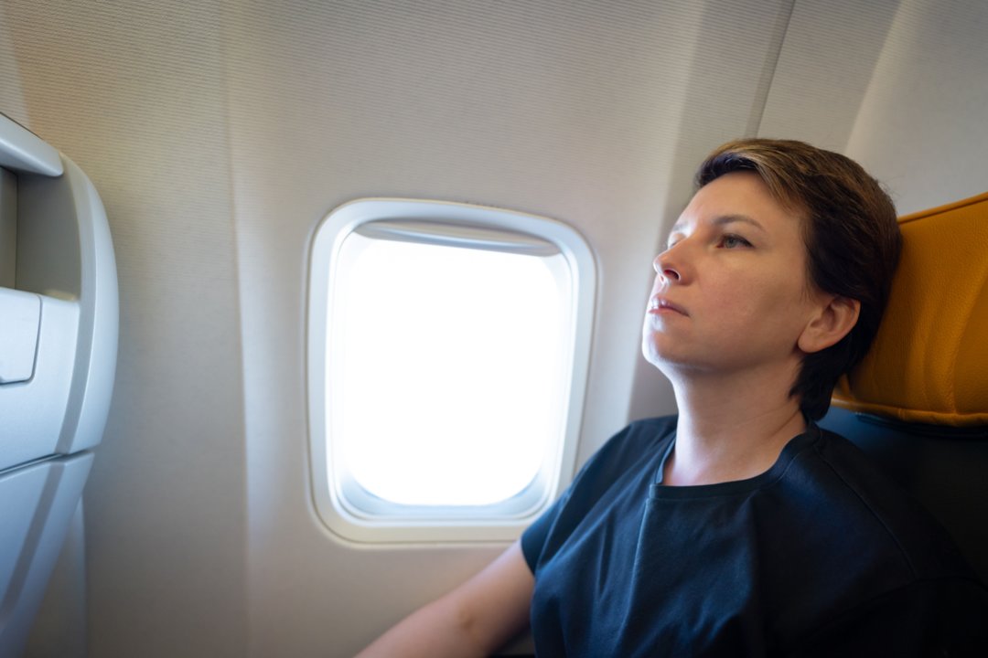 Verslo klase skridusi moteris iš keleivių sulaukė neapykantos dėl vienos priežasties: už tai visus pasiuntė velniop