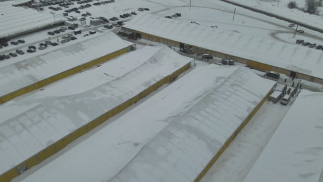 Įgriuvus „Gariūnų“ palapinių stogams prekeiviai susiėmę už galvų: jaučiasi palikti likimo valiai