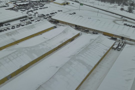 Įgriuvus „Gariūnų“ palapinių stogams prekeiviai susiėmę už galvų: jaučiasi palikti likimo valiai