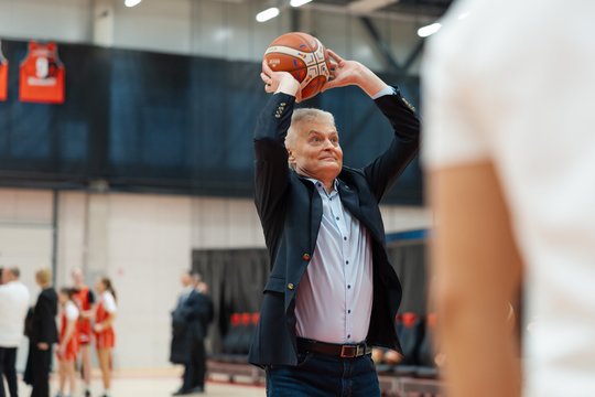 Lietuvos prezidentas su Danijos karaliumi NBA krepšinio mokykloje išbandė rankų taiklumą