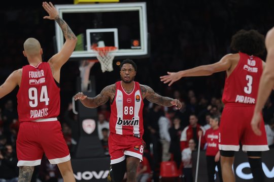 „Barcelona“ pralaimėjo „Olympiakos“, tačiau šūviu likus 0,7 sek. išsaugojo tarpusavio persvarą