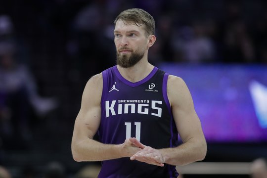 D. Sabonis buvo uždominuotas J. Embiido, o „Kings“ nukrito į paskutinę vietą