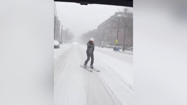 Sunkias žiemos sąlygas Bostone vyras pavertė į pramogą: užfiksuotas slidinėjantis gatvėmis