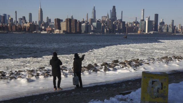 Prieš artėjančią pūgą Niujorkas telkėsi „slaptą ginklą“: per valandą ištirpdo iki 120 tonų sniego