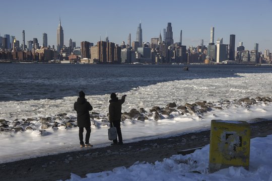 Prieš artėjančią pūgą Niujorkas telkėsi „slaptą ginklą“: per valandą ištirpdo iki 120 tonų sniego