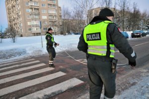 Jonavoje automobilis partrenkė per perėją ėjusią moterį