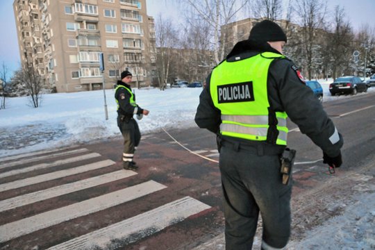 Jonavoje automobilis partrenkė per perėją ėjusią moterį