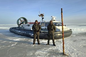 Pasieniečiai perspėja: pramogaudami ant Kuršių marių ledo nepameskite galvos, būkite budrūs ir atsargūs