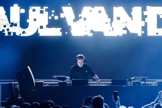Transo legenda Paul van Dyk – tik vieną naktį Dūmų fabrike
