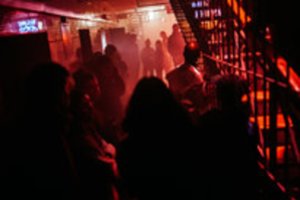 Režisierius P. Markevičius Lukiškių kalėjimo komplekse pristatė išankstinę „Kolonija Antika“ premjerą 