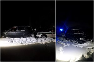 Kvapą gniaužiančios nakties gaudynės Varėnos r.: beteisis vairuotojas surakintas antrankiais, kai įklimpo pusnyje