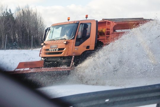 Elektrėnuose aukštyn ratais apvirto sniego valytuvas