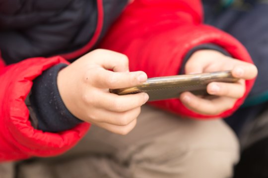 Ar eisime Švedijos keliu? Švietimo ekspertai dėl mobiliųjų telefonų mokyklose kalba apie esminį pokytį