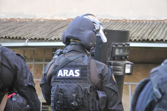 Problemų dėl alkoholio turinčio vyro išpuoliai šiurpina kaimą: į pagalbą šauktis teko ir „Aro“ pareigūnus