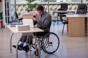 Stiklo durys, susirinkimas be subtitrų ir „neprivalomas“ vakarėlis: kaip atrodo žmogaus su negalia darbo diena